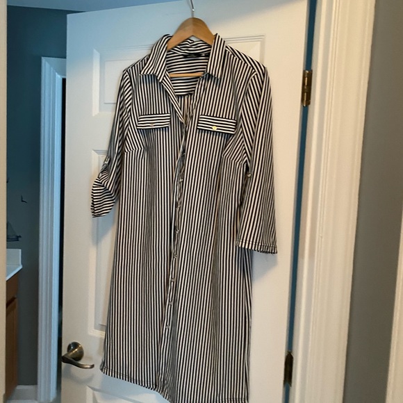 Beautiful button front dress - Picture 5 of 15